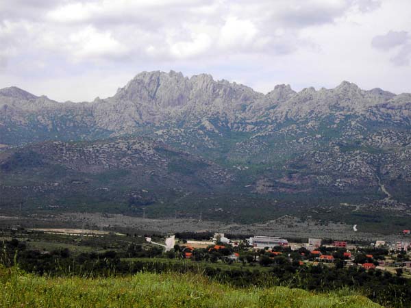 schier unerschöpfliches Routenpotential in Kroatien, egal ob hier im südl. Velebit (Blick von Obrovac auf den Mali Alan Pass) ...