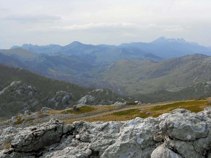 vom Hauptkamm oberhalb Obli kuk, kurz vor dem Celavac, erkennt man im W (links) den zerrissenen Gipfelreigen um den Mali Alan Pass und im NW die höchsten Velebitberge Sveto brdo und Vaganski vrh