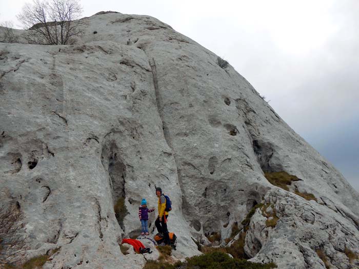 am Wandfuß des Glavica N-Sektors; in Bildmitte die schöne Wasserrille von Kokolo 6a+