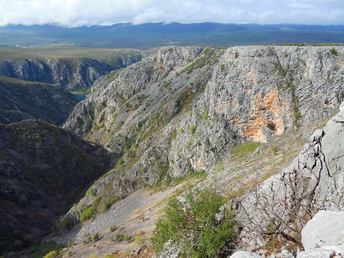 auf der Fahrt vom Prezidpass zum Krupa-Kloster, Blick in eine Seitenschlucht des gleichnamigen Nebenflusses der Zrmanja