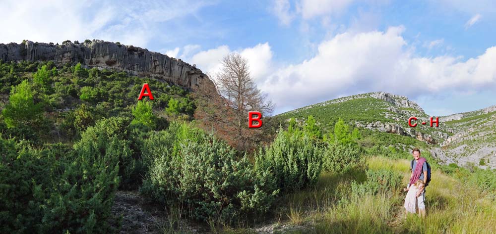 wir stehen unter dem Sektor A (Bonsai) im Klettergebiet Karin; noch ist nicht viel von einer Schlucht zu erkennen