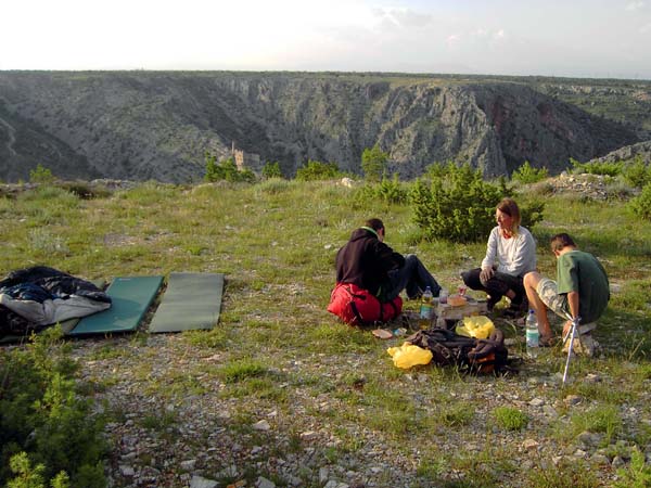 ein idealer Biwakplatz am Rand der Čikolaschlucht 