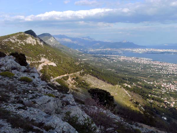 Blick vom Ausstieg der Routen nach SO; links der Malačka-Gipfel, daran anschließend das Biokovo-Gebirge und Split