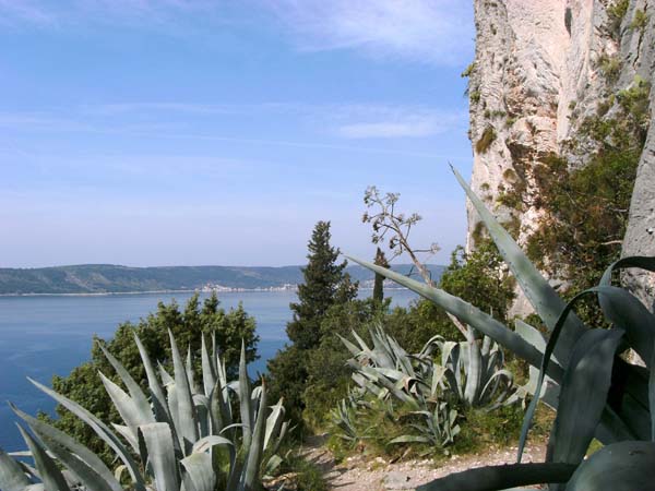 am Wandfuß, Blick auf die Insel Čiovo