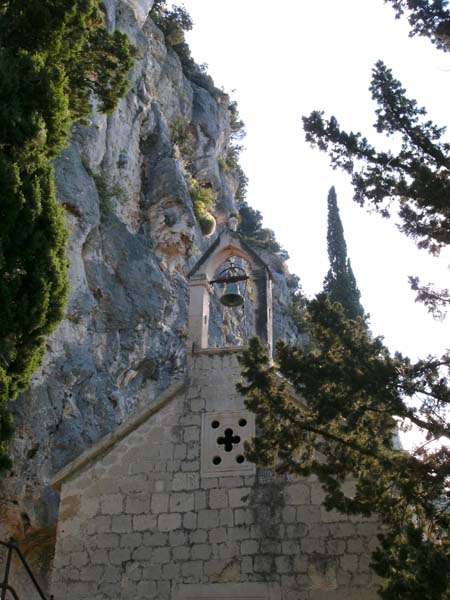 die kleine Kapelle am Fuß der Wände; Mönche ...