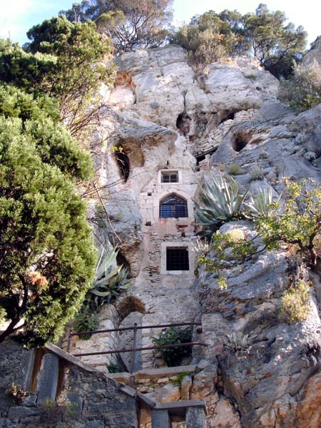 ... und Einsiedler haben bereits lang vor den Kletterern auf ihre Art die Felsen bevölkert