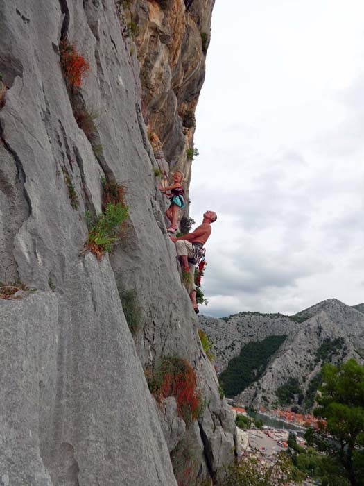 das Ambiente im rechten Teil von Sektor A ist weniger ernst als zu Beginn; Ronja mit Papa in Hobotnica 4b