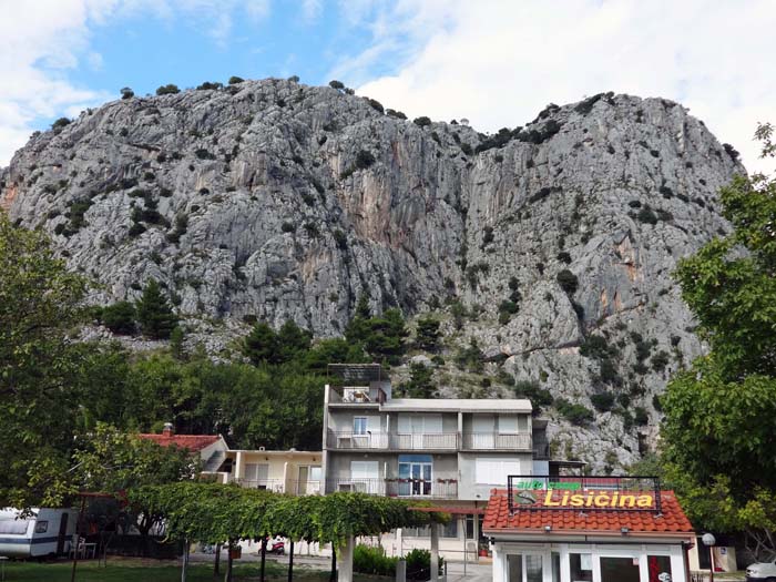 ein Seitental weiter Sektor D (Komornjak); im vorderen Wandteil über dem Campingplatz die Route Skriveno zlato 6a+ mit 5 SL; der Einstieg befindet sich links über dem kleinen Schornstein des roten Daches