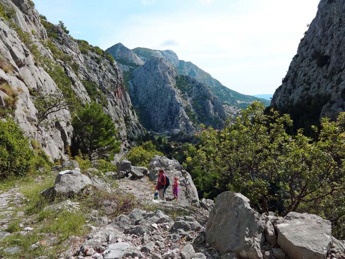 auf dem Weiterweg das Tal hinauf passiert man noch mehrere rot angschriebene Routen, das Gelände ist aber eher durchwachsen, Haken haben wir keine gefunden