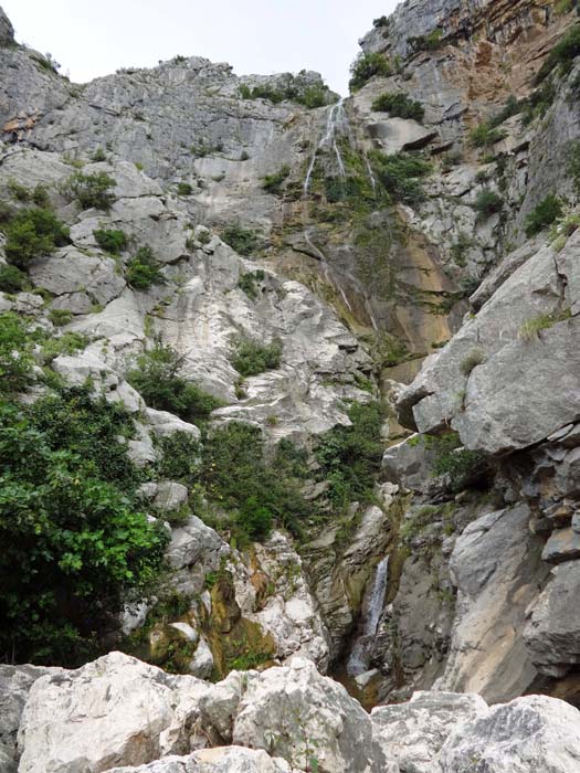 ganz nah am Fuß des Wasserfalls beginnt links die 120m hohe Route adventuredalmatia.com 6b