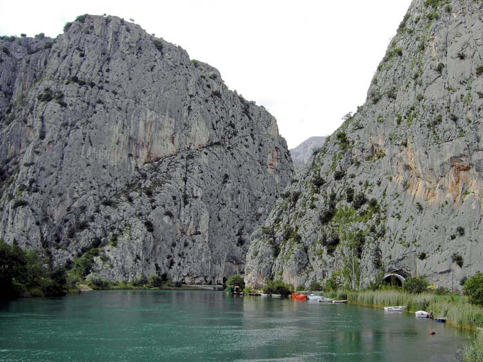 wir wechseln auf die andere Seite der Cetina: nicht weit von der Altstadt, hinter dem ersten Tunnel, der Sektor Planovo (I) an beiden Seiten des zweiten Tunneleingangs (rechts)