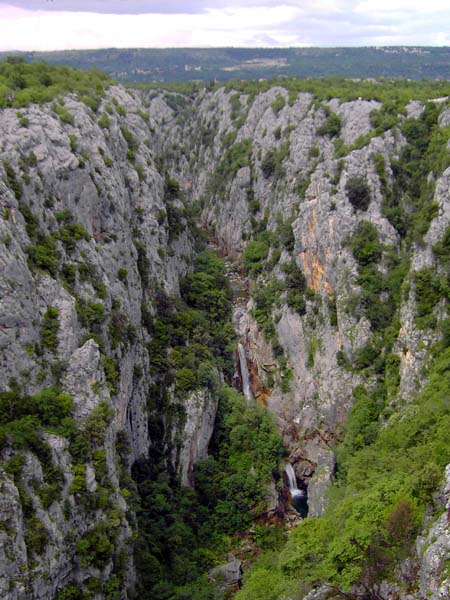 etwas weiter flussaufwärts, oberhalb einer beliebten Wildwasserstrecke, sorgt die Cetina am Ortsrand von Zadvarje neuerlich für Herzklopfen