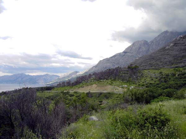 ... oder noch viel weiter südlich, wo sich in der Gegend um Makarska das Biokovogebirge bis an die Adria schiebt und auf knapp 3 km Distanz bis über 1700 m Höhenunterschied aufwirft