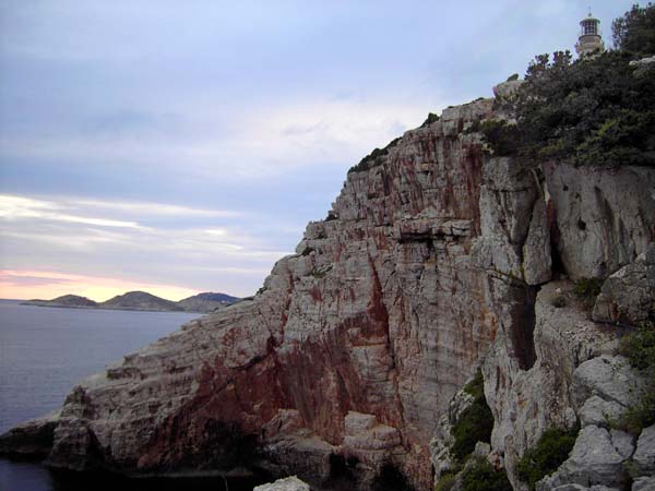 direkt unterm ältesten Leuchtturm der Adria am Kap Struga auf Lastovo bricht überhängender Fels 70 m zum Meer ab, unter Wasser setzt sich die Wand noch doppelt so tief fort