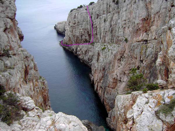 die kleinere Bucht gleich östlich des Kaps ist intimer aber nicht weniger gewaltig als die große Schwester unterm Leuchtturm; an der ostseitigen Wand eine Free-Solo-Linie von Erich