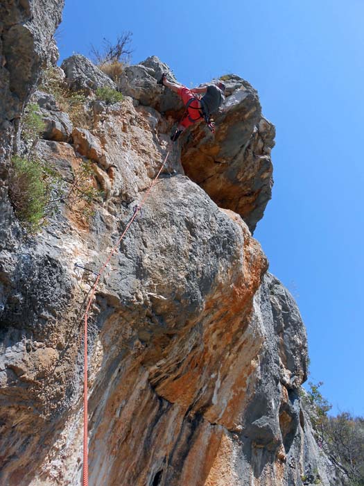 Erich quält sich über den Ausstiegsüberhang von Leut 6b