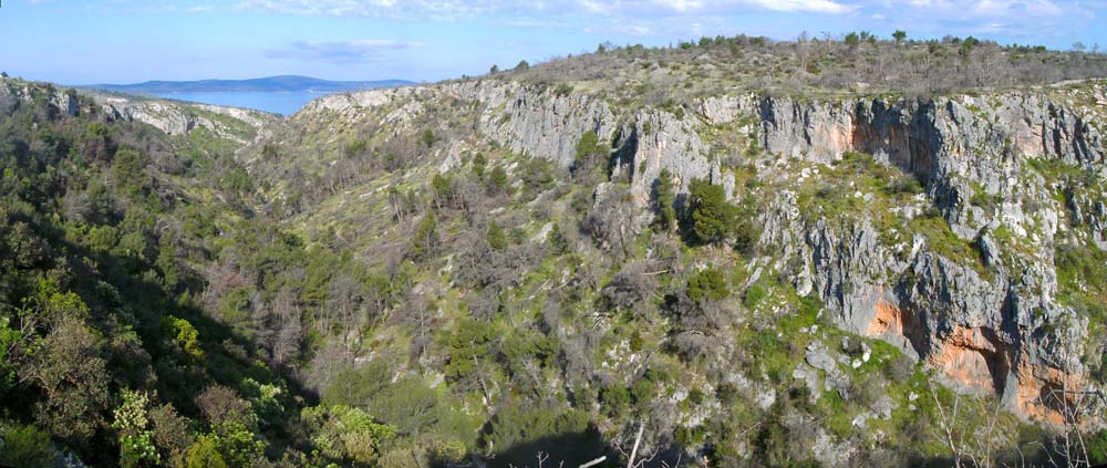 Blick vom Gipfel der Sikirawand (H) in die Schlucht; hinten links der Sektor Kanjon