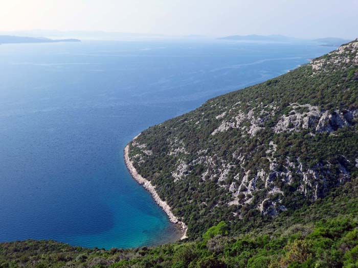 vom Sektor A wenige Meter weiter hat man die schöne Uvala Željina vela unter sich (manchmal verwachsener Wanderweg), der markierte Weiterweg hinauf zur Burg (kurze Klettersteigpassagen) ist zurzeit (2014/15) ausgeschnitten