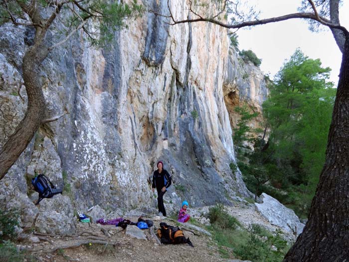 ganz gemütlich ist der Sektor D (Pod spilju) vom letzten Haus über der Bucht zu erreichen (Hinweistafel)