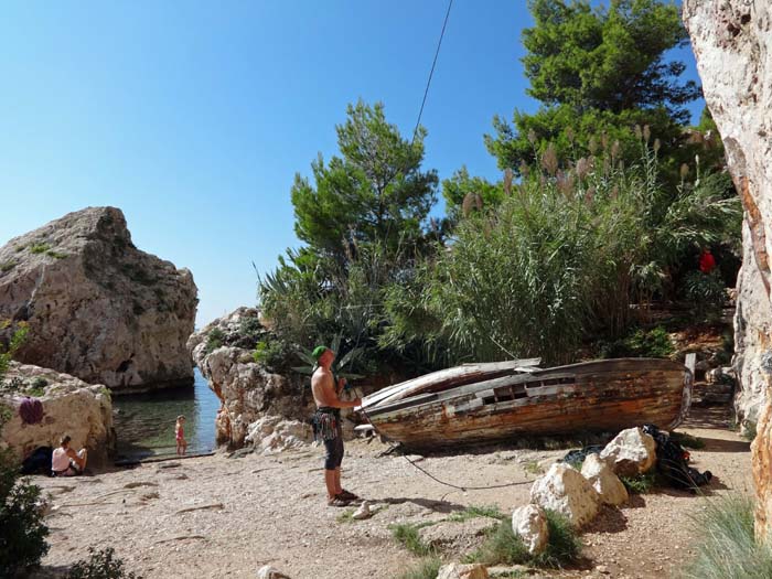 Ronja checkt die Wassertemperatur am Sektor Harbour