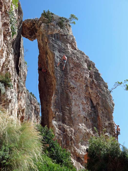 Kletterer am Turm in dessen Westkante 6c