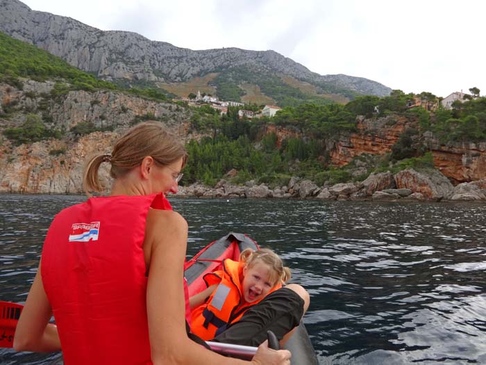 die Südküste wird gegen W zu immer spannender, darüber die Gipfelwände des Sveti Nikola, des höchsten Berges der Insel Hvar