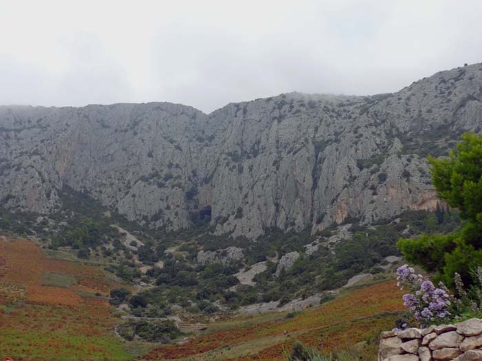 die westliche Südwand des Sveti Nikola birgt eine große Halbhöhle mit Überresten eines Augustinerklosters aus dem 15. Jh. sowie viel ungenutztes Potenzial für Kletterer; am rechten Bildrand wartet ein bezugsfertiger Klettergarten mit vorhandenem Wandfußsteig auf seine Erschließung