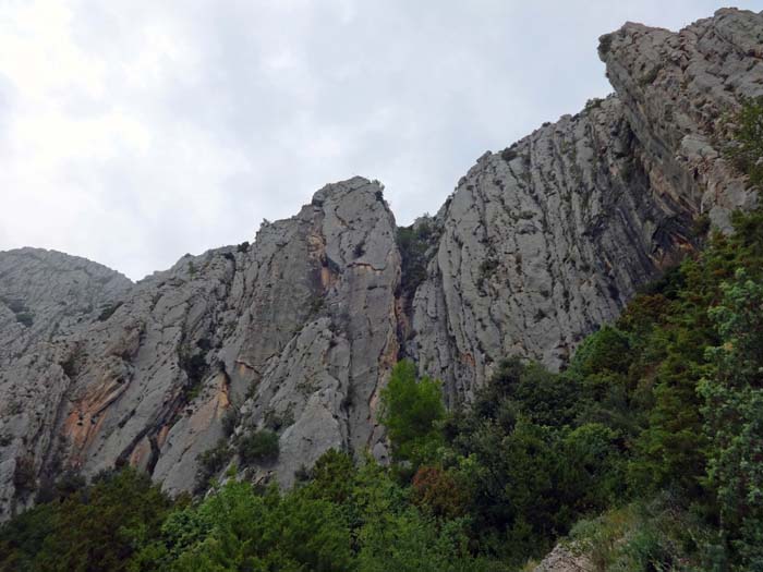 auch auf der Querung hinüber zur Augustinerhöhle jede Menge Pfeiler, Risse und Verschneidunngen - zu erreichen vom Oberdorf Sveti Nedjelja in einer knappen halben Stunde