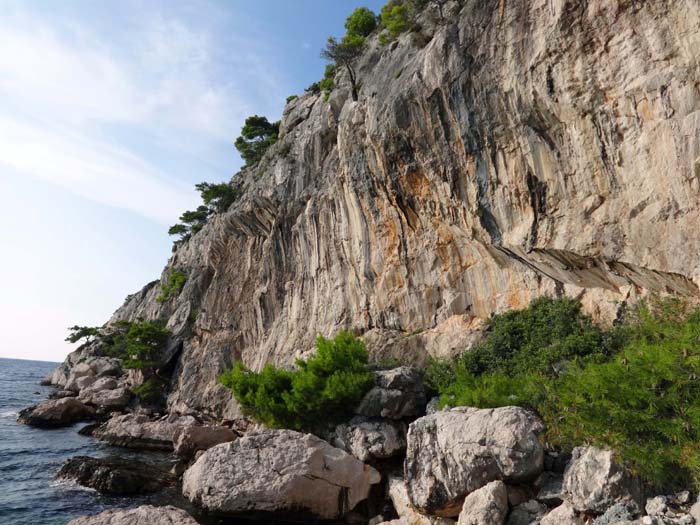 der Klettergarten von Podstine westlich hinter der Stadt Hvar - gute Lage, der Zustieg schreit nach dem mehrstündigen Einsatz eines schwer bewaffneten Gärtnertrupps