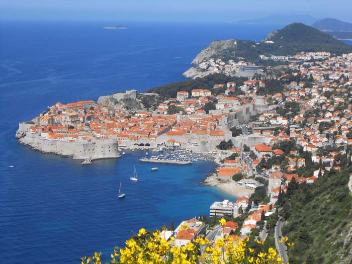 gleich hinter dem Plateaurand oberhalb des Touristenmagnets Dubrovnik kommen auch Kletterer auf ihre Rechnung