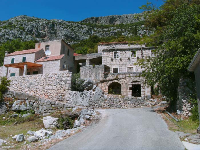 ... oberhalb des Dorfes Mihanići (bei dieser Gabelung links die Rampe hinauf)