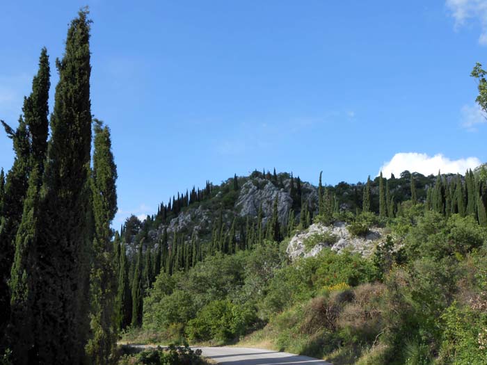 der kleine Felsen von Pićete von S; die Wolke schwebt über der montenegrinischen Grenze