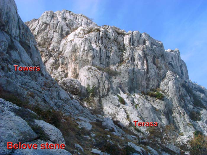 ein paar Kilometer talauswärts liegt eine knappe halbe Stunde oberhalb der Straße Belove stene