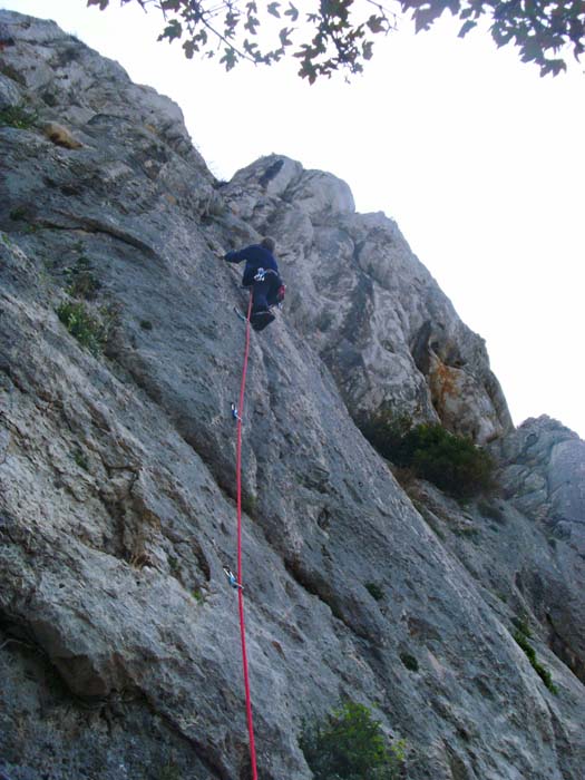 Ulli in der kleingriffigen Einstiegsplatte von Bršljanka 6a+