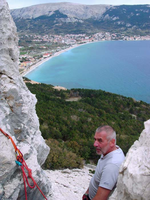 Blick von der Scharte auf Baška und den Hlam