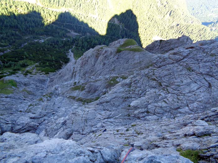 für die erste Seillänge brauchen viele Kletterer erstaunlich lange, in der zweiten wuseln wir zwischen gleich drei Routen herum, danach wird's für uns eindeutig: Ulli kommt die bequeme dritte Seillänge nach