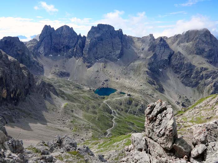 Tiefblick von der benachbarten Schöttnerspitze auf Laserzsee und Karlsbader Hütte