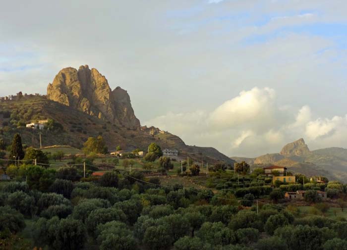 nahe der Südwestspitze des italienischen Festlandes liegt gut 400 Meter über der Küste das Bergdorf Pentidattilo, benannt nach dem krönenden fünffingrigen Felsen