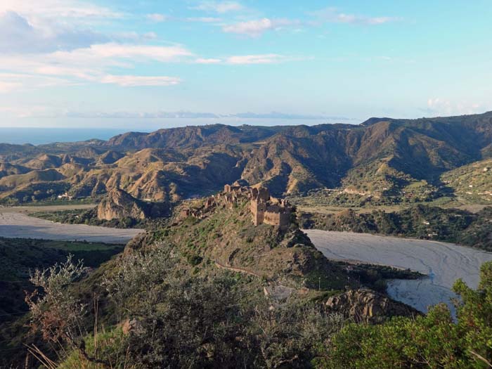 hoch darüber die malerischen Ruinen des Castello dei Ruffo