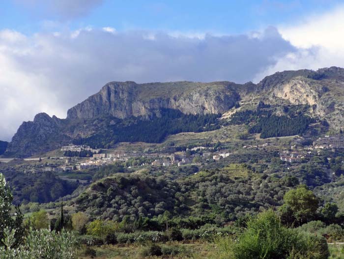 nur wenige Kilometer landeinwärts das 3000-Einwohner-Städtchen Stilo, das neben einem Klettergarten in den Südwänden des Monte Consolino (60 Routen bis 40 m Höhe in den Franzosengraden 4a bis 8b) ein kulturgeschichtliches Wahrzeichen Kalabriens anzubieten hat