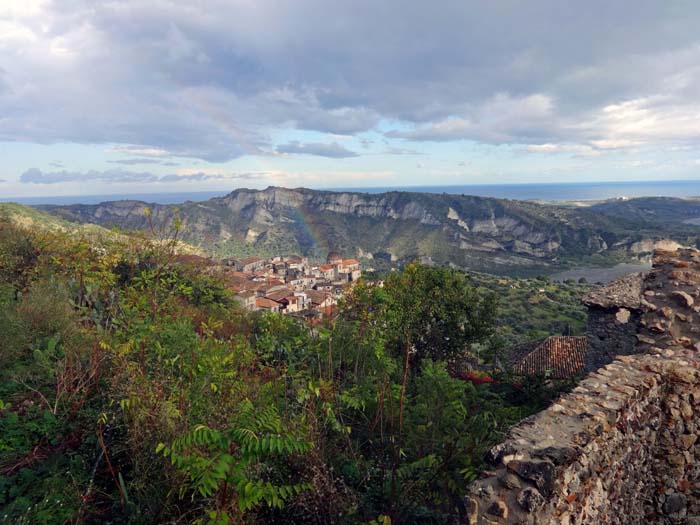 etwas oberhalb der Stadt - mit Blick aufs Ionische Meer - ...