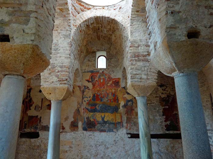 trotz seiner bescheidenen Fläche von 26 qm ist der schlichte Ziegelsteinbau mit seinen tausend Jahre alten Fresken ein architektonisches Kleinod