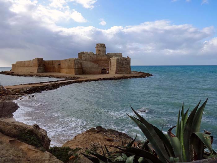 weiter der Küste nach Norden folgend treffen wir auf interessante Festungsbauten, wie etwa das vom Meer umspülte Aragonierkastell Le Castella ...