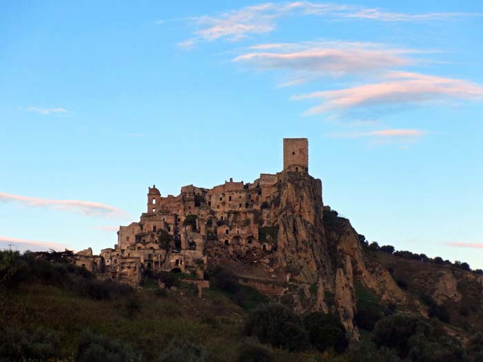 die Geisterstadt Craco in den Bergen der Basilikata wurde - ähnlich dem kalabrischen Pentidattilo - bis 1975 vollständig evakuiert; danach diente sie als Filmkulisse (Mel Gibson, James Bond etc.) und wurde 2010 zusammen mit der Verbotenen Stadt in Peking und dem Taj Mahal auf die Liste des World Monument Fund gesetzt