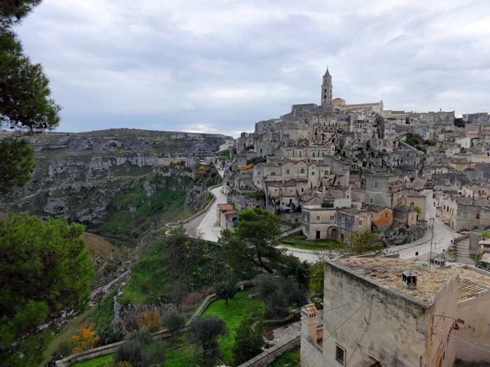 unbedingt sehenswert ist die gut 60.000 Einwohner zählende Stadt Matera nahe der Grenze zu Apulien; die Altstadt liegt in einer kraterförmigen Schlucht