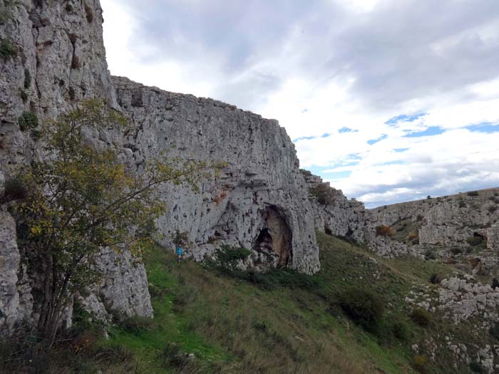 gleich hinter der Stadt Matera ein Klettergarten mit einem Dutzend Routen (5b bis 8a)