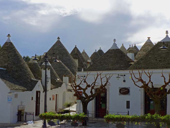 unbedingt besuchenswert auch das Trulliviertel von Alberobello; dicht gedrängt stehen an die 1500 Exemplare dieses bäuerlichen Haustyps, welche seit 1996 zum UNESCO-Weltkulturerbe zählen