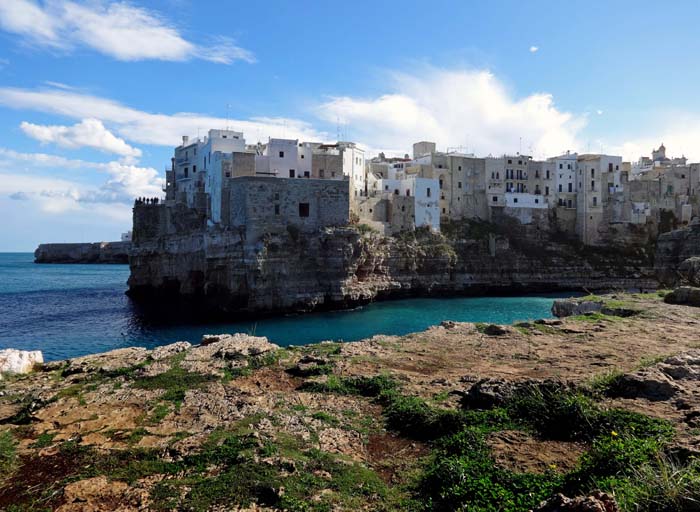 neben den apulischen Großstädten Bari, Brindisi und Lecce bilden viele kleinere Küstenorte wie Polignano a Mare ...