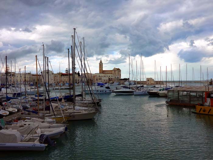 Trani wartet mit einem mittelalterlichen Stadtkern und seiner direkt am Meer gelegenen berühmten Kathedrale auf