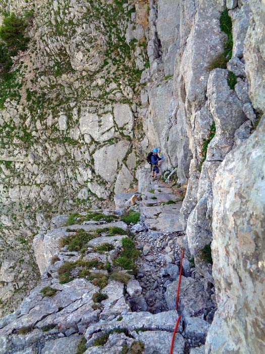 ... steigt man über ein ausgeprägtes Band schräg links 15 m ab bis vor den Beginn der großen Plattenrampe